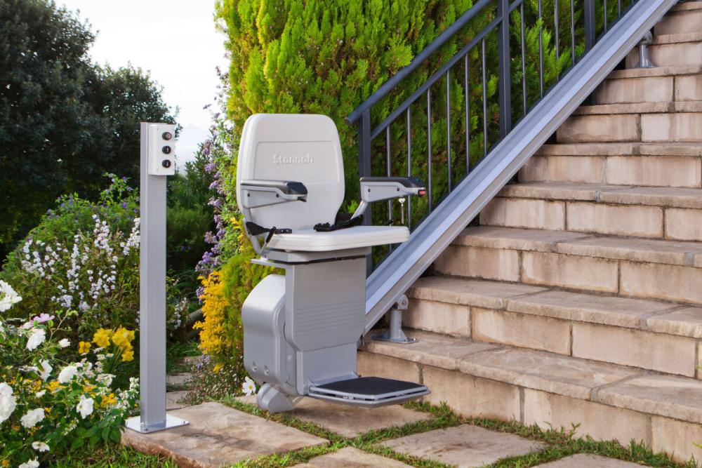 treppenlift-fur-den-aussenbereich-stannah-sommer-senioren-slugreisen