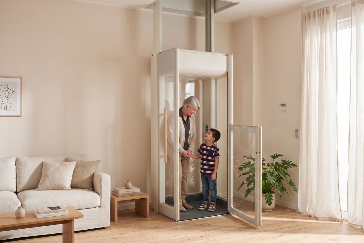 Grand-mère et petit-fils dans un ascenseur particulier Uplifts par Stannah, porte ouverte, au cœur d'un salon chaleureux