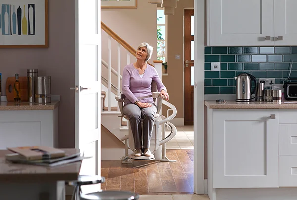 Les monte-escaliers sont-ils sûrs ? Comment choisir votre monte-escalier sécurisé et élégant avec stannah ?