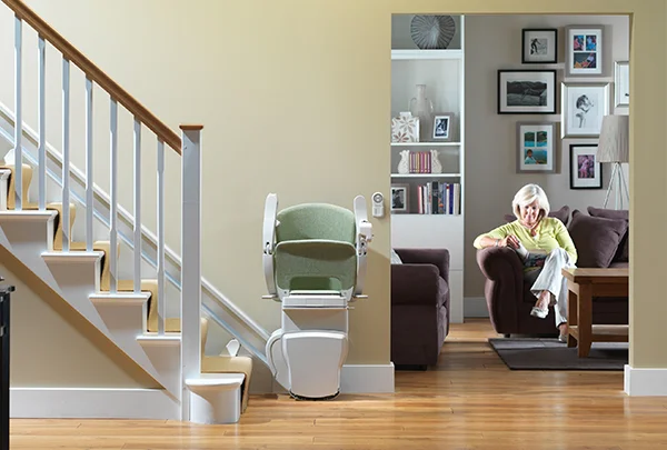 Faut-il installer un monte-escalier ? Découvrez les témoignages de plusieurs utilisateurs