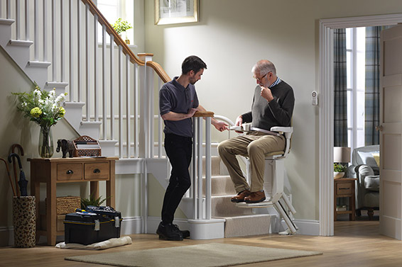 ¿Cómo funcionan los diferentes componentes de una silla salvaescaleras?