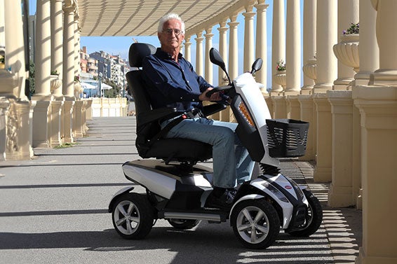 Pessoa sentada numa scooter de mobilidade reduzida