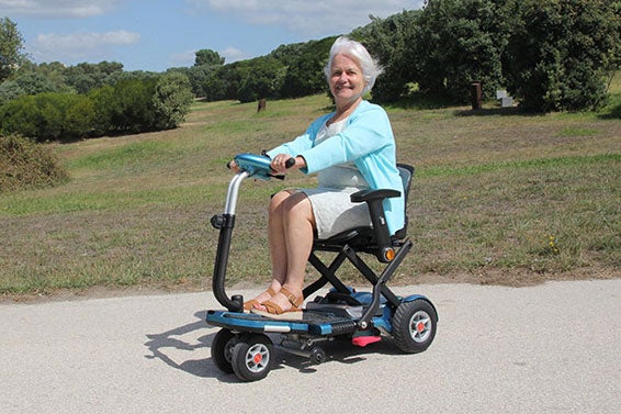 Pessoa sentada numa scooter de mobilidade eletrica