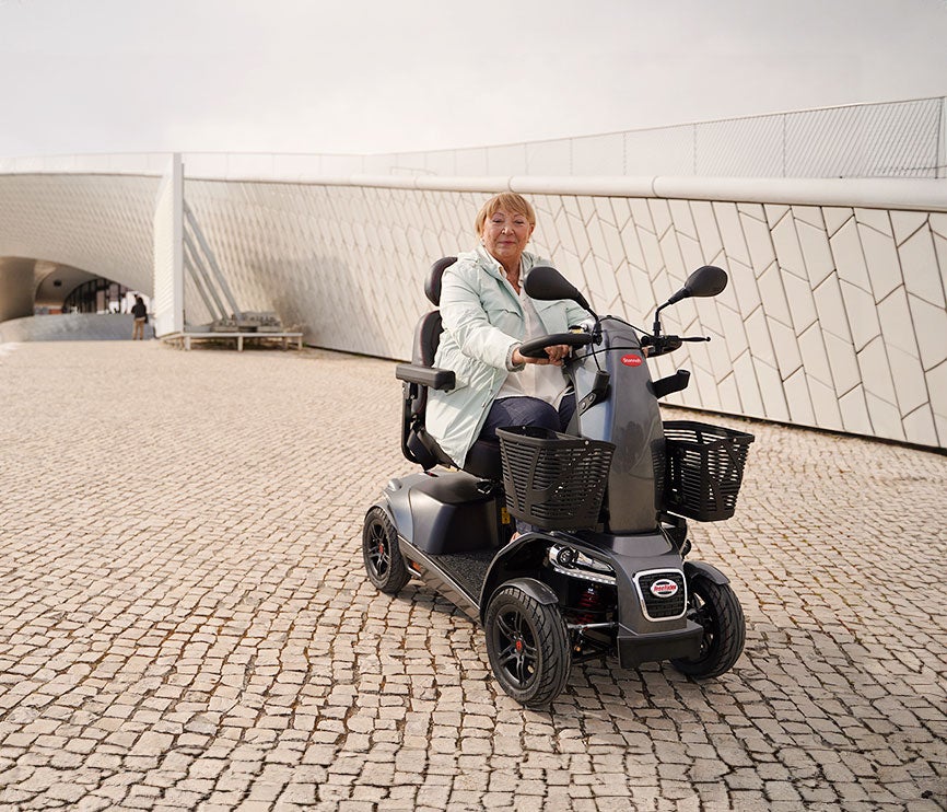 Scooter de mobilidade reduzida com utilizador