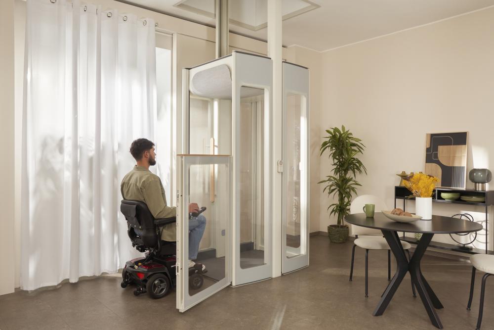 Stannah S Uplifts di Stannah con un utente in sedia arotelle