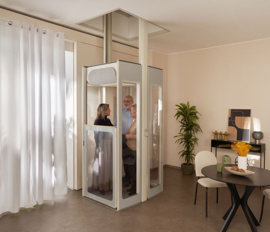 Tre persone salgono felicemente al piano superiore del loro ascensore Stannah Uplifts S2