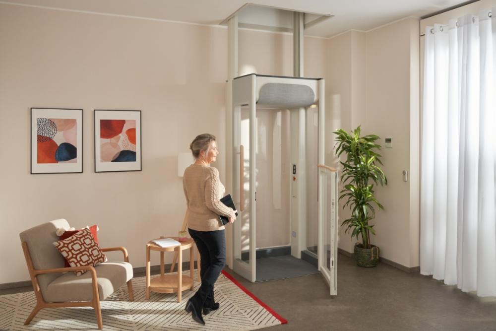 Una persona disabile si reca al suo Uplifts S2 per salire le scale.