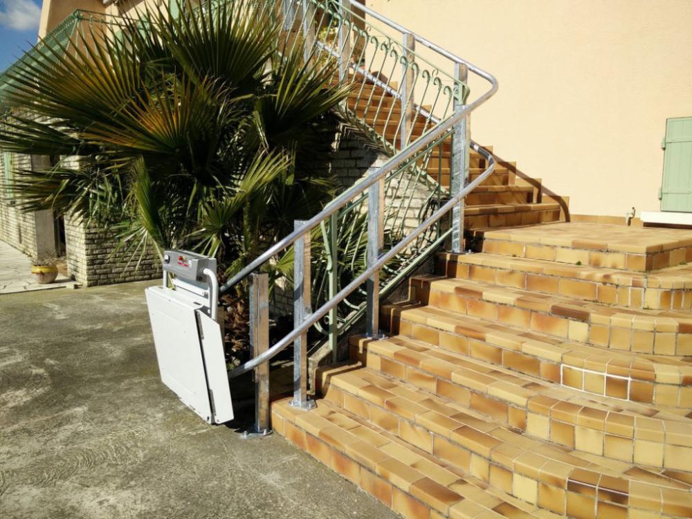 Une plate-forme élévatrice est conçue sur mesure pour les escaliers droits et les escaliers tournants.- Acheter une plate-forme élévatrice d'occasion