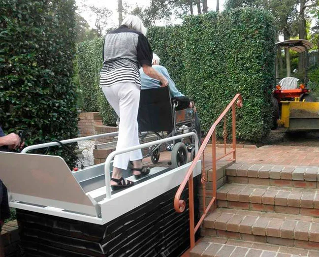 Een plateaulift wordt op maat gemaakt voor rechte trappen en voor gebogen trappen.- plateaulift tweedehands kopen