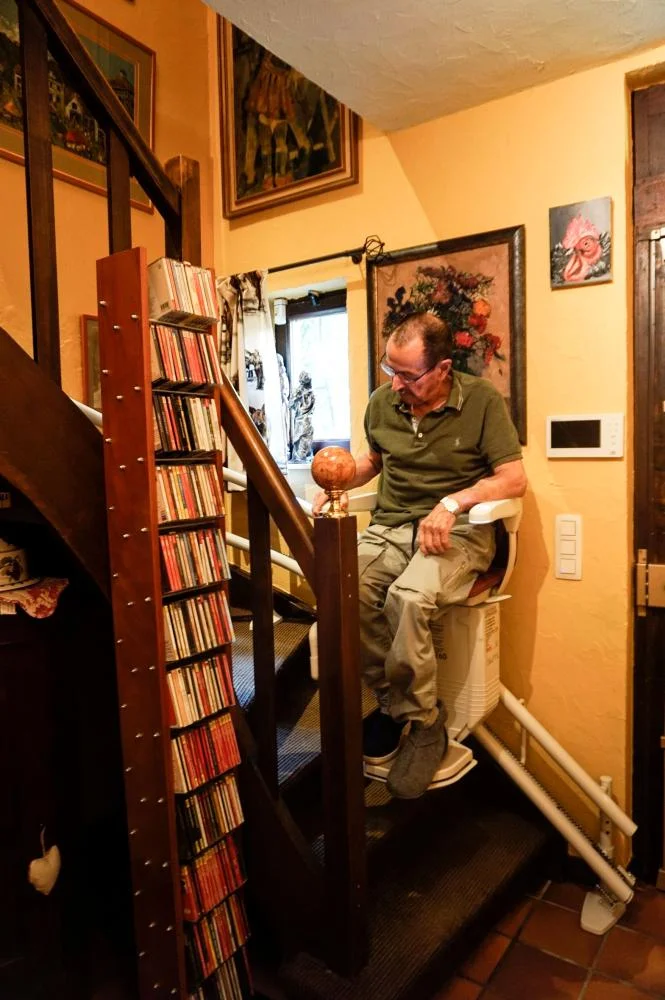 Ondanks het vreselijke ongeluk, 10 maanden geleden, kan Mr. Demanet nog steeds zijn trap zelfstandig gebruiken.