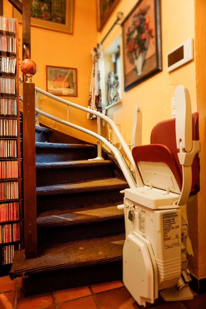 De traplift klapt netjes in zodat iedereen gewoon gebruik van de trap kan blijven maken.